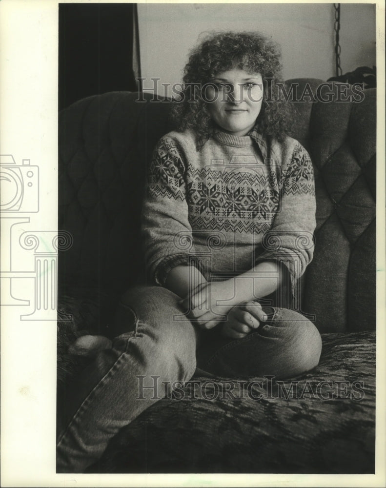 1983 Press Photo Bonnie Shartle, a waitress, sitting on her couch. - mjc16774 - Historic Images