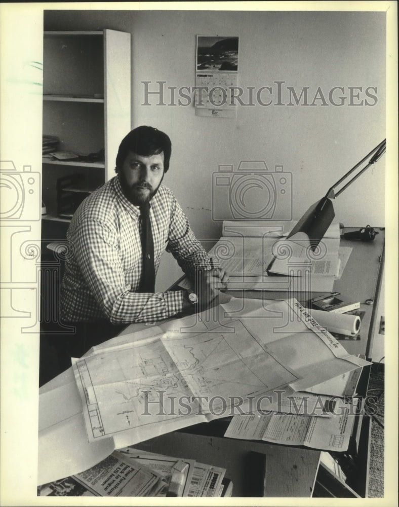 1982 Architect Steven Sharpe, Oconomowoc, Wisconsin. - Historic Images