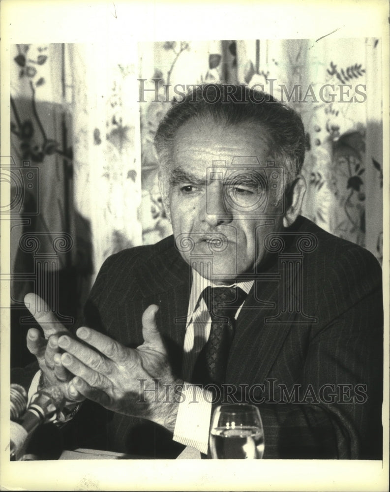 1980 Israeli Foreign Minister Yitzhak Shamir held press conference - Historic Images