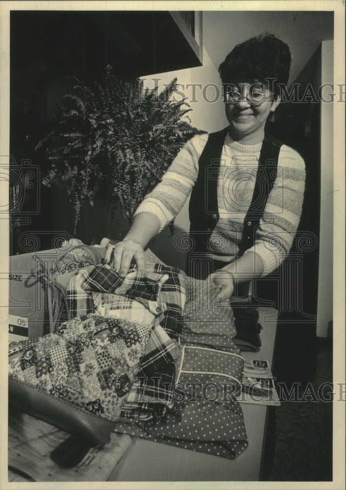 1984 Press Photo Carol Schladweiler of Wisconsin displayed gifts for elderly - Historic Images