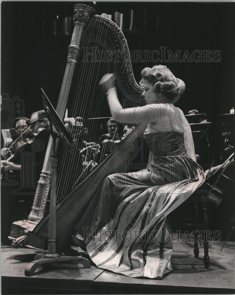 1963 Press Photo Harpist Phyllis Schlomovitz at Jewish music festival concert - Historic Images