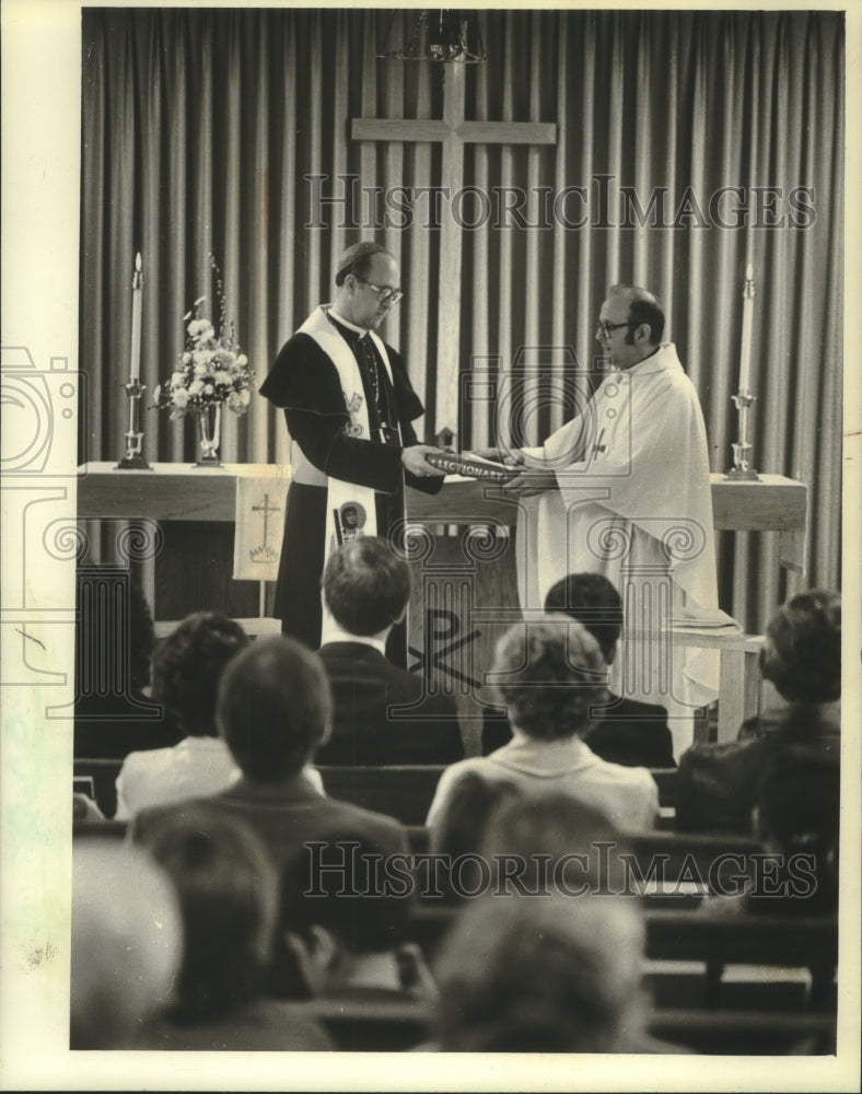 1981 Press Photo Father Sippel installed by Archbishop Weakland in New Berlin - Historic Images