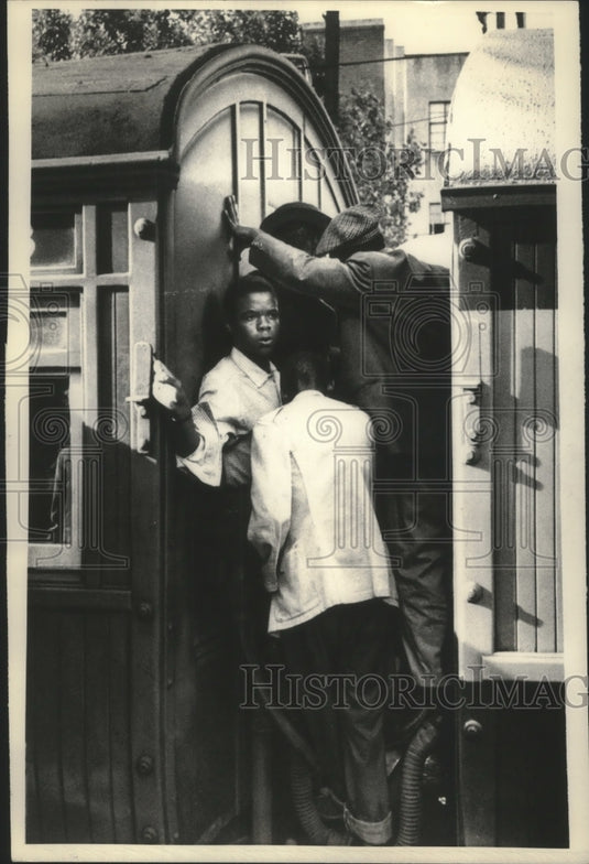 1967 Press Photo South African's travel via unreliable railroad to Johannesburg - Historic Images
