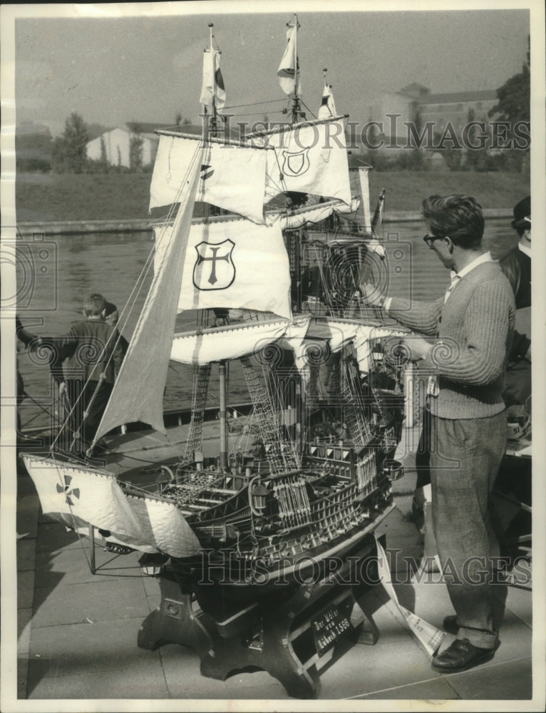 Press Photo Arno Meyer with model of a medieval ship he built for about 3 years - Historic Images