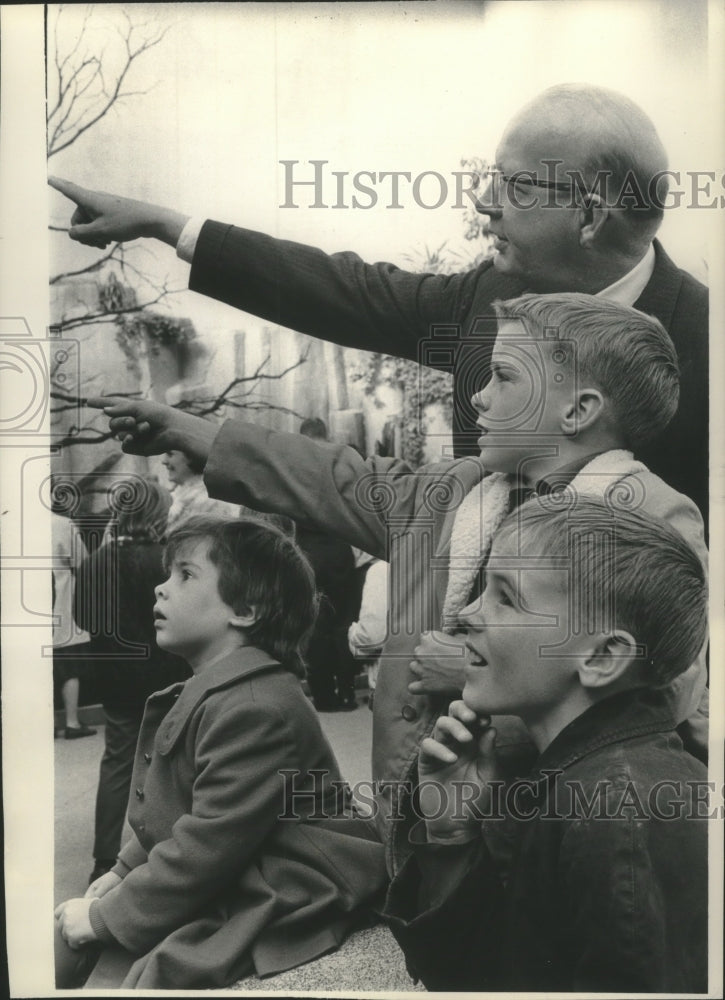 1964 Press Photo Zoo Director George Speidel take kids to Milwaukee County Zoo - Historic Images