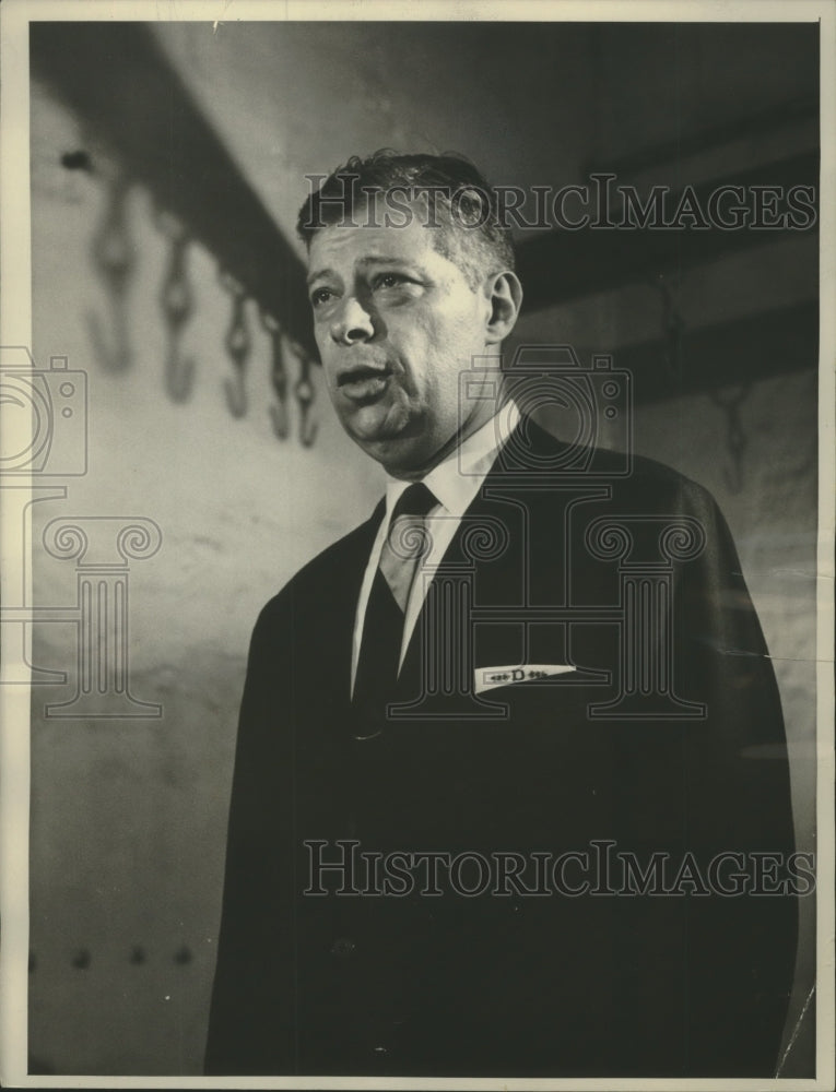 1963 Press Photo CBS correspondent Daniel Schorr at Ploetzensee Prison, Berlin - Historic Images
