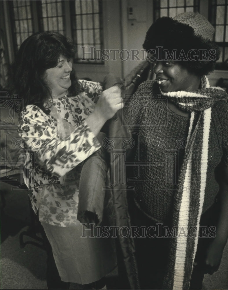 1993 Press Photo Diane Bungert helping Karen McDonald at St. Gall Congregation - Historic Images