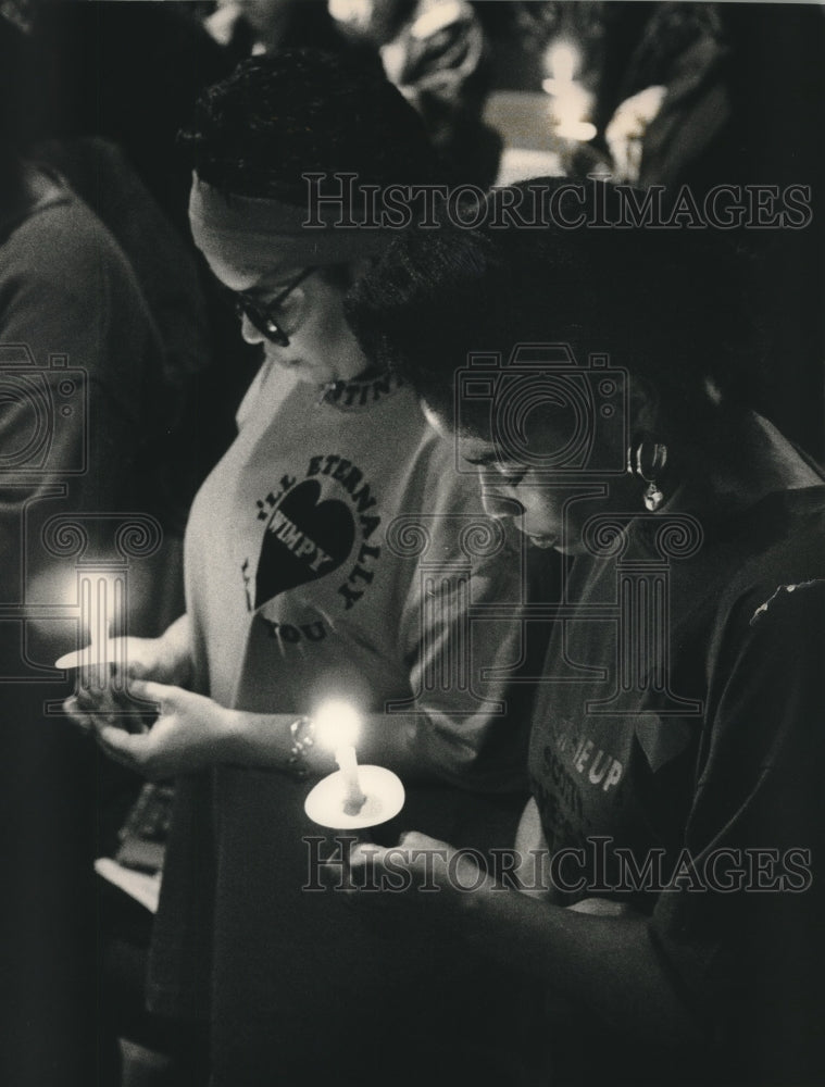 1994 Press Photo New Year&#39;s Eve candlelight vigil at St. Gall Catholic Church - Historic Images