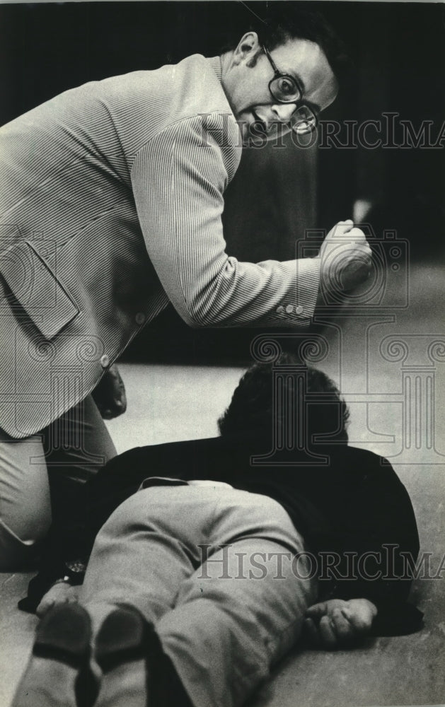 1982 Trial witness Lee C. Wessolowski demonstrated police action - Historic Images
