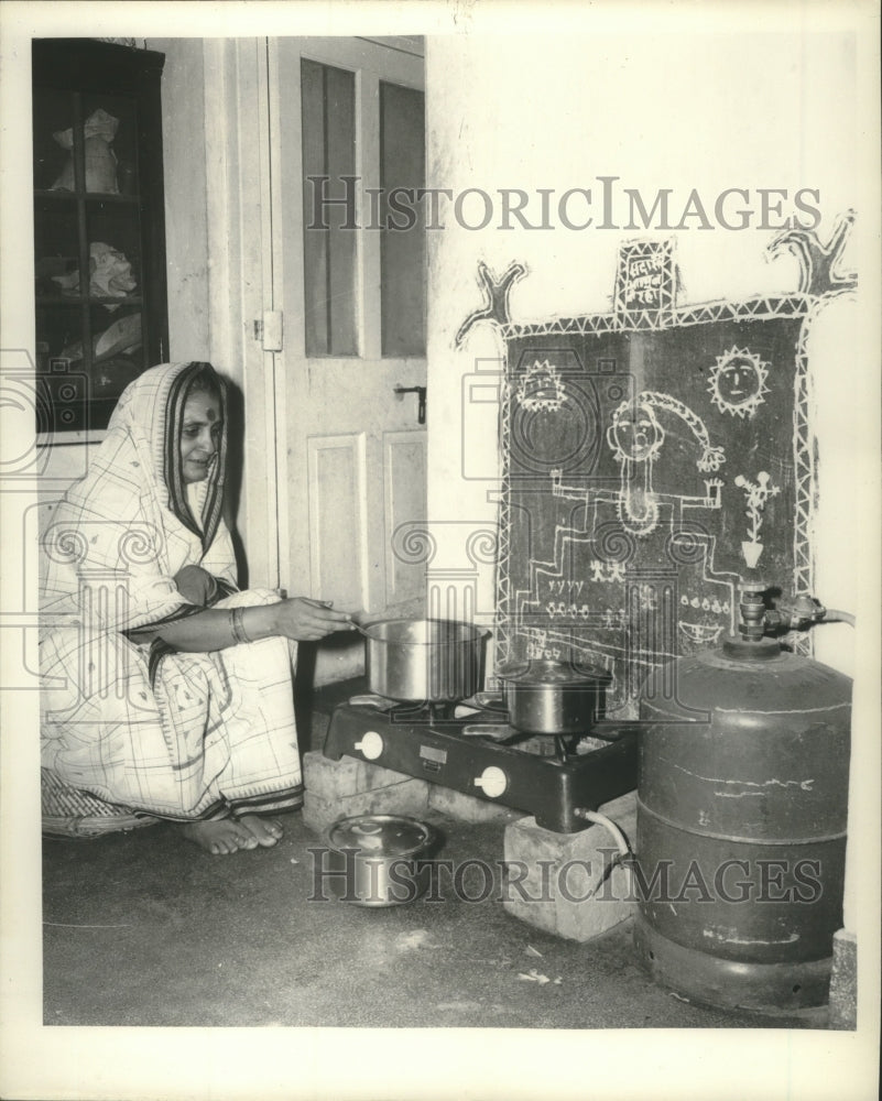 1964 Press Photo Wife of Indian Prime Minister, Mrs. Lalita Devi Shastri, cooks - Historic Images