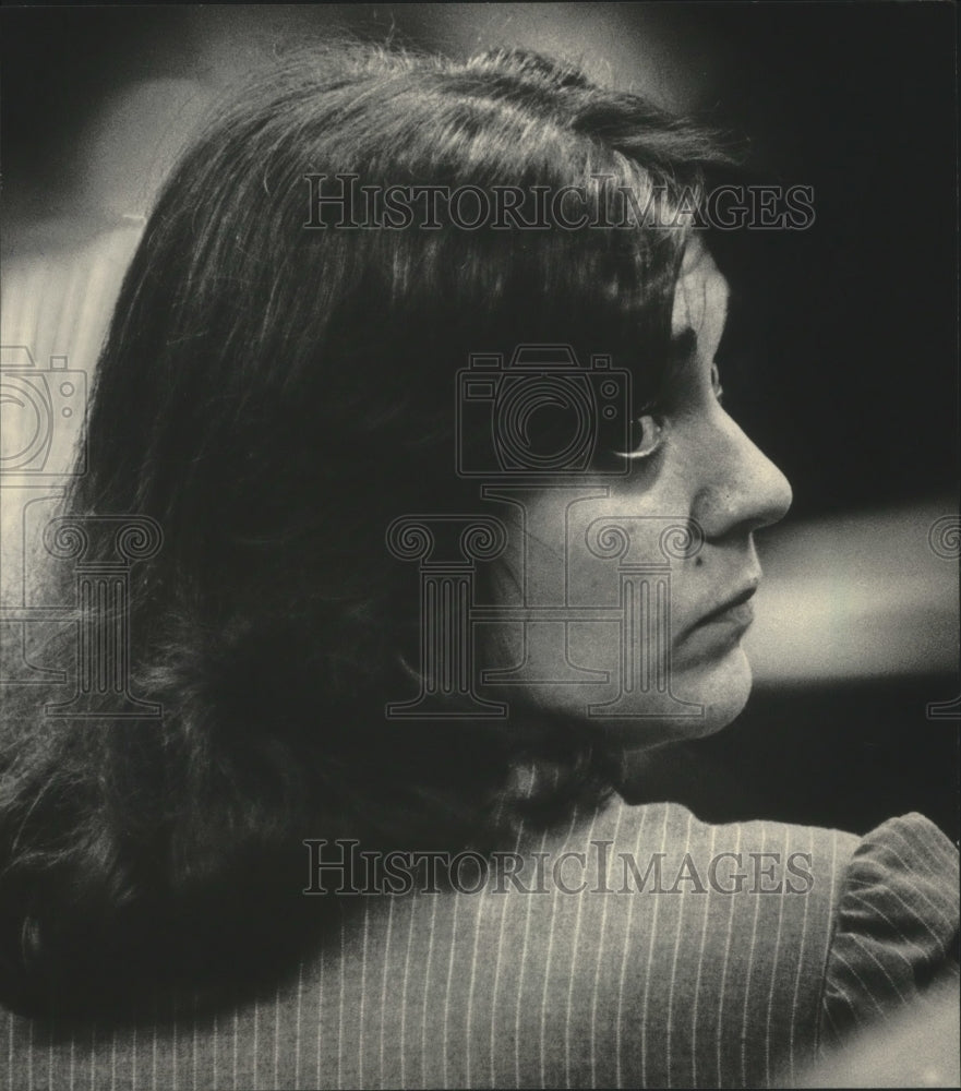 1985 Press Photo Beverly Schertz listened to testimony - mjc16964 - Historic Images