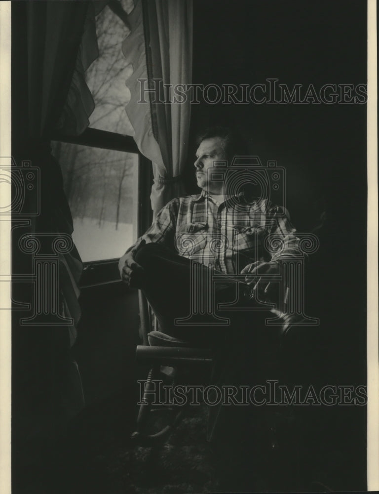 1986 Press Photo Former Iola police chief Michael Schertz at home with his dog - Historic Images