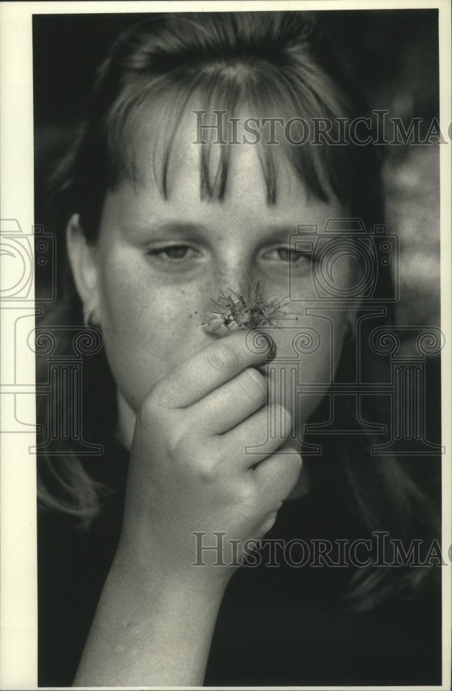 1989 Press Photo Jeannie Roberts at the Schlitz Audubon Center for school trip - Historic Images