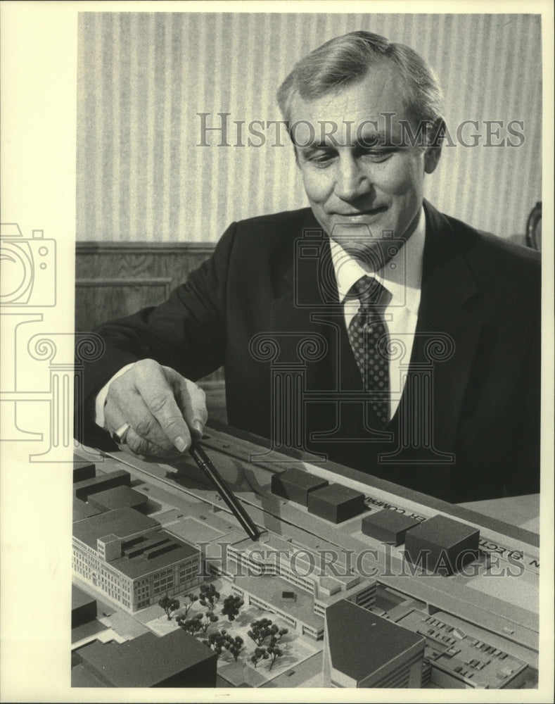 1983 Press Photo Richard Skopp of Wisconsin Electric Power Company - mjc17059 - Historic Images