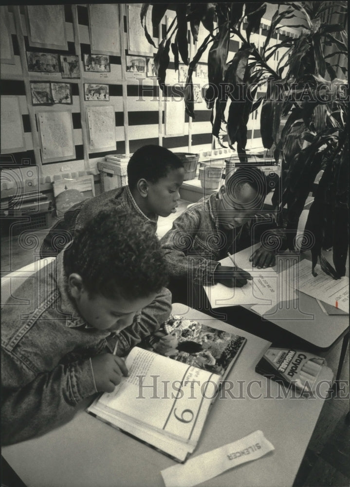 1990 San-hua Robinson, students study plants in fourth grade class. - Historic Images
