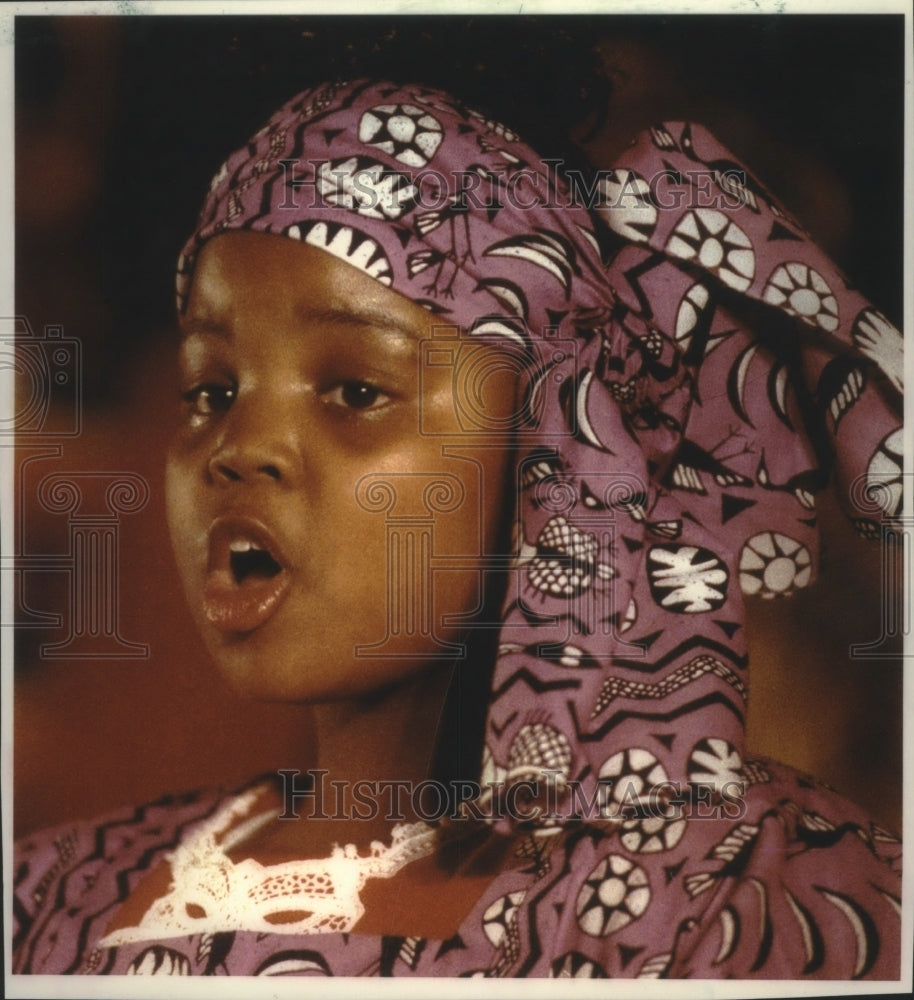 1992 Press Photo Ikita McClain singing with Siyahamba African - American Choir. - Historic Images