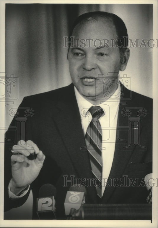 1986 Clifford Smith, chancellor of University of Wisconsin-Milwaukee - Historic Images