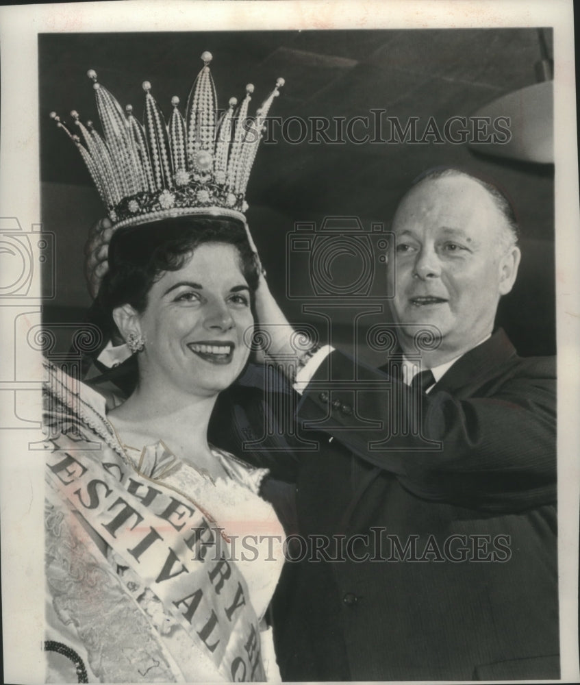 1959 Press Photo Interior Sec. Fred Seaton crowns festival queen, Carolyn Harris - Historic Images