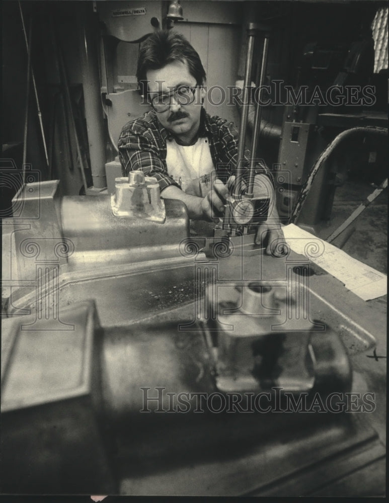1988 Press Photo Thomas Grunewald modifies a mold at Schneider Pattern Works - Historic Images
