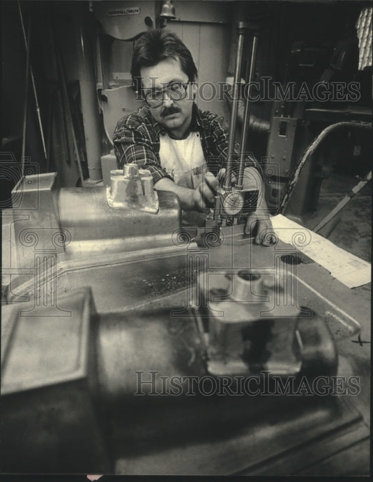 1988 Press Photo Thomas Grunewald modifies a mold at Schneider Pattern Works - Historic Images