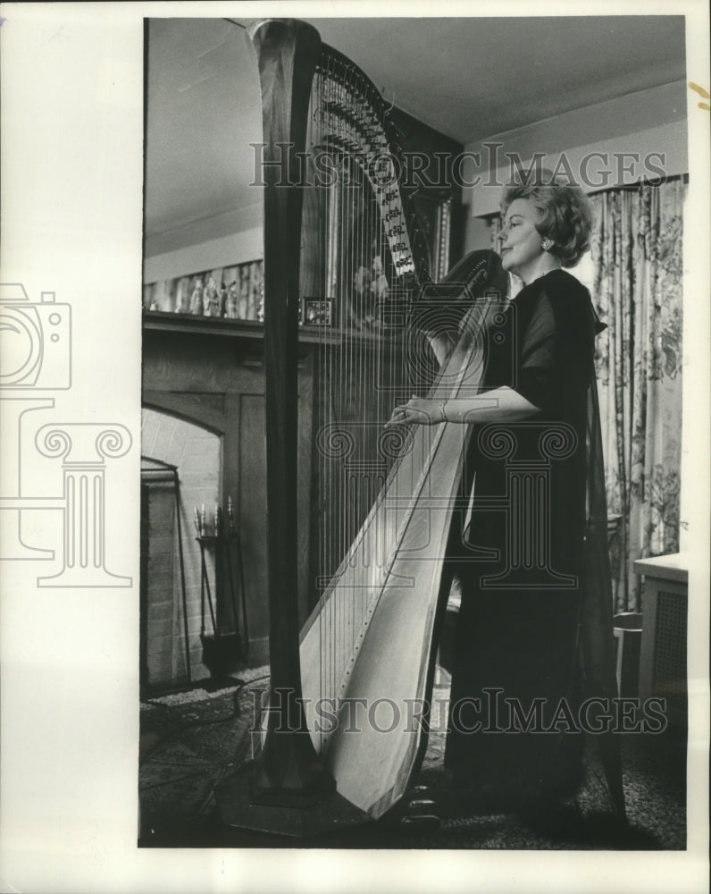 1966 Press Photo Milwaukee harpist Phyllis Schlomovitz tunes her harp - Historic Images