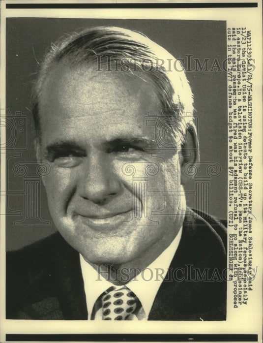 1975 Press Photo James Schlesinger, during CBS-TV interview, Washington. - Historic Images