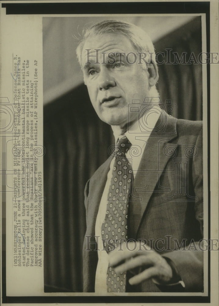 1975 Press Photo James Schlesinger, news conference at Pentagon, Washington D.C. - Historic Images