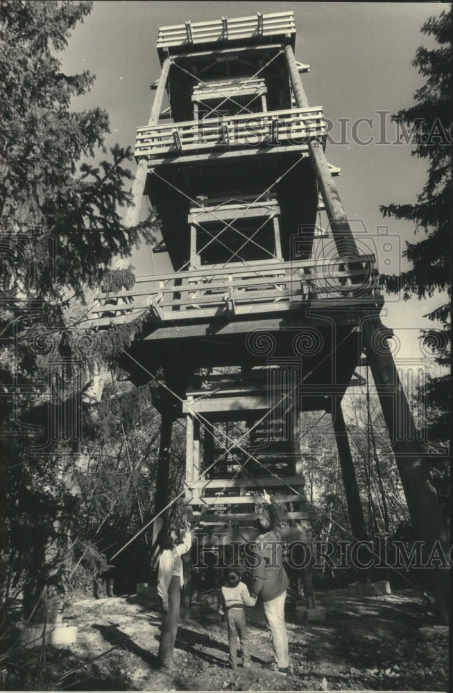 1986 Press Photo Sarah Stokes, others, at Treetop observation tower, Michigan. - Historic Images