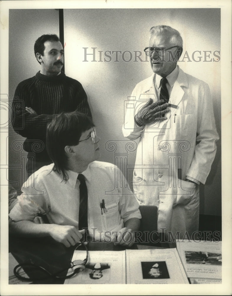 1990 Press Photo Robert Schilling spoke to medical students, Madison, Wisconsin - Historic Images