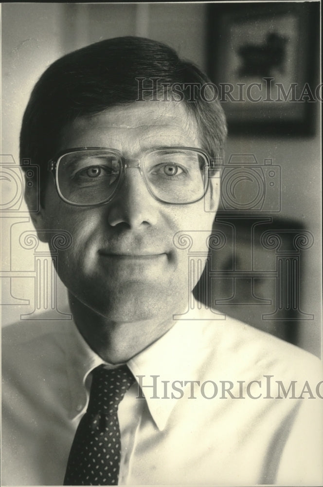 1989, John F. Schesta clinic director of Agoraphobia Treatment Center - Historic Images