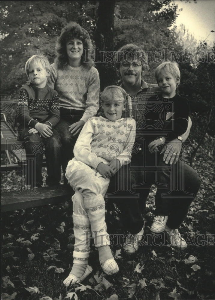 1986 Press Photo Amanda Schehr &amp; her family, Madison, Wisconsin - mjc17234 - Historic Images