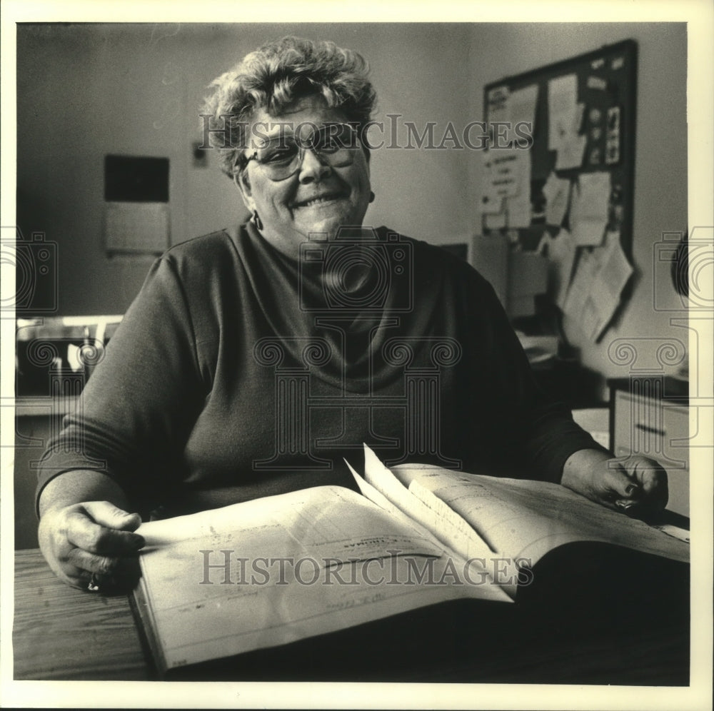 1992, Shelby Schick Treasurer of Delafield examines a court docket - Historic Images