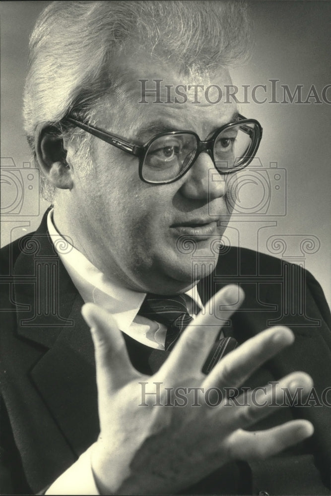 1983, Arkady Schevchenko Soviet official defected to United States - Historic Images