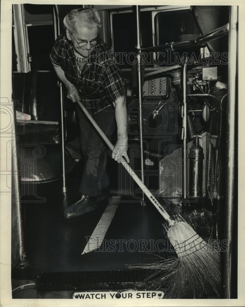 1960 Press Photo Mrs. Rose Pieper cleans bus Transport Company Waterford-Historic Images
