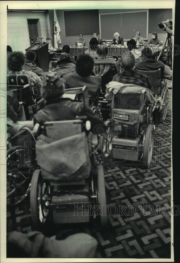 1986 Handicapped crowd arrive, Milwaukee Co Mass Transit Committee - Historic Images