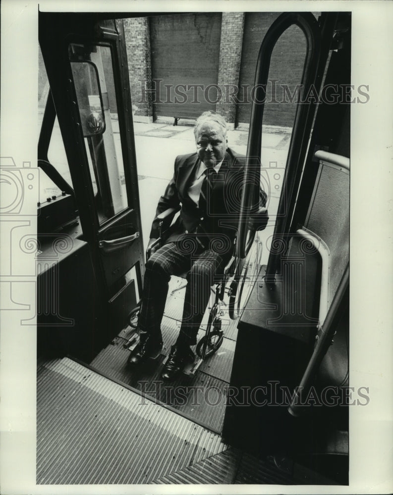 1978 Press Photo Pneumatic lifts on new buses equipped for the handicapped - Historic Images