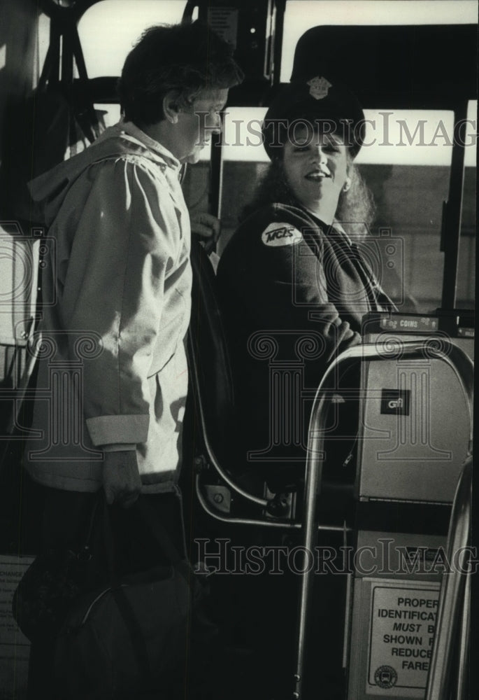 1990 Press Photo Anita D&#39;Amico chats with Freeway Flyer bus driver Pat Dahl - Historic Images