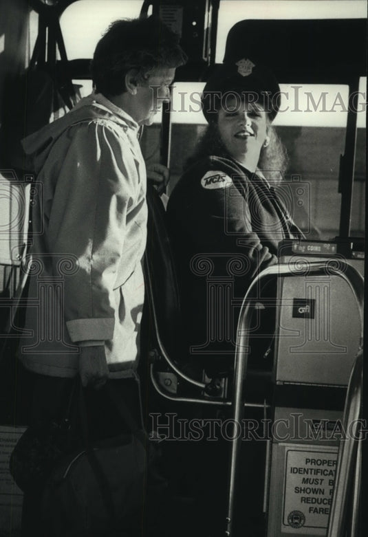 1990 Press Photo Anita D'Amico chats with Freeway Flyer bus driver Pat Dahl - Historic Images