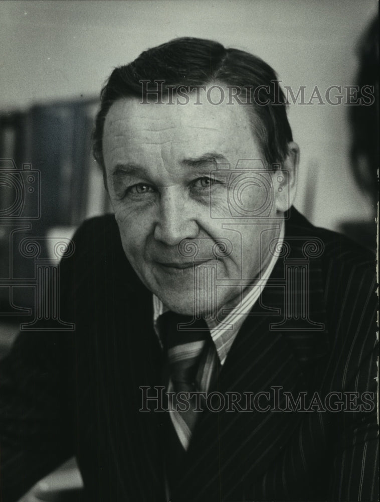 1974 Press Photo A.O. Smith, Brookfield East High School Principal, Wisconsin - Historic Images