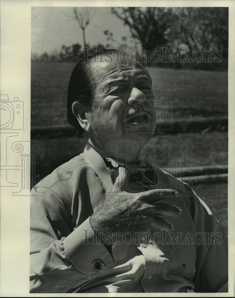 1976 Press Photo W. Clement Stone speaking to Milwaukee schools, Wisconsin - Historic Images