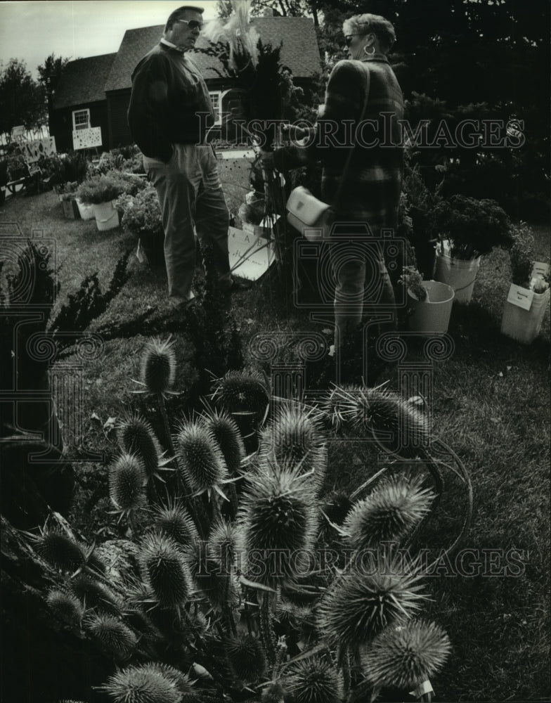 1993 Press Photo Buyers at Elm Brook Garden Club&#39;s weed sale, Stonewood Village - Historic Images