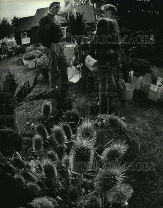 1993 Press Photo Buyers at Elm Brook Garden Club's weed sale, Stonewood Village - Historic Images