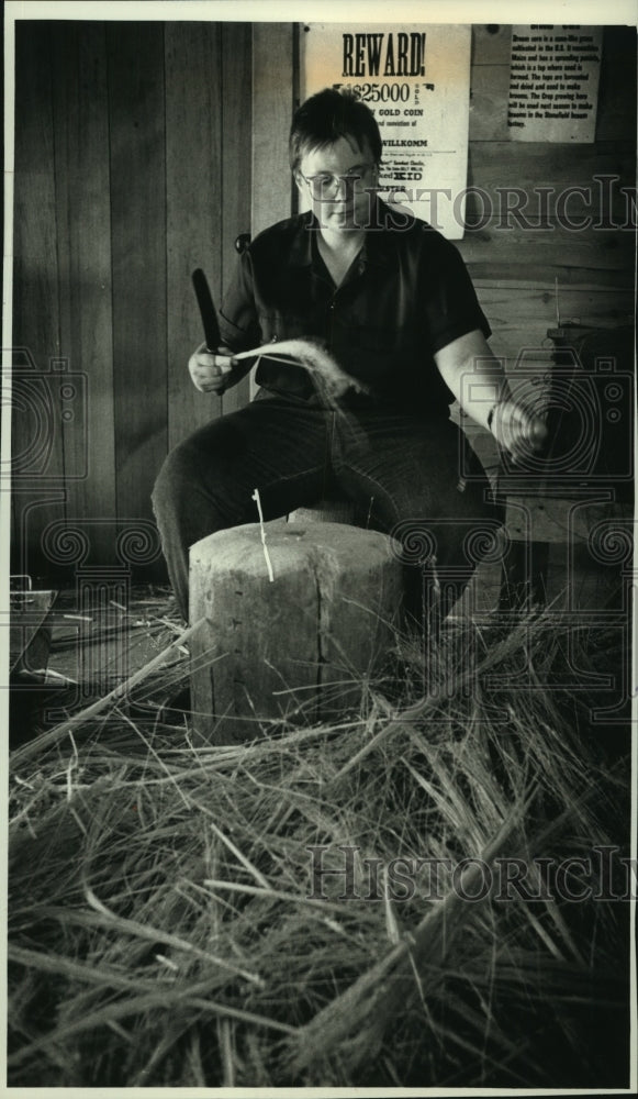 1989 Press Photo Julie Groom makes brooms at Stonefield Village, Wisconsin - Historic Images