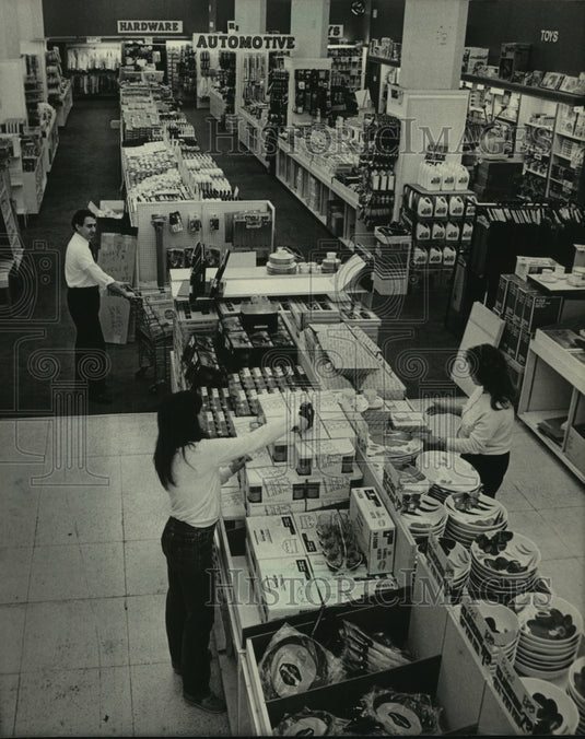 1984 Press Photo Workers stocking shelves at New York Job Lot Store, Wisconsin - Historic Images
