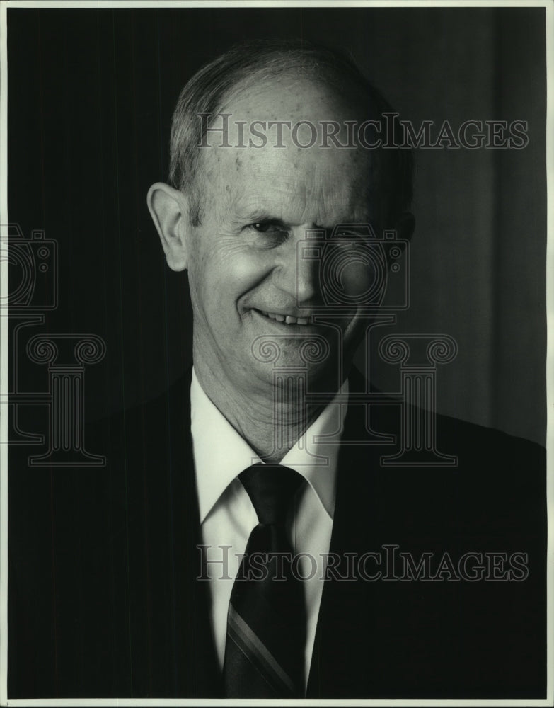 1991 Press Photo Charles D Strang Chairman of Outboard Marine Corp. Waukegan, IL - Historic Images