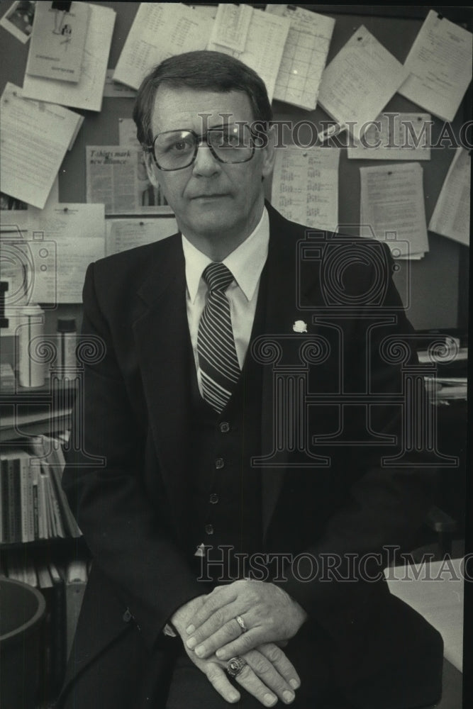 1984 Press Photo Dick Strand, Menomonee Falls High School athletic director - Historic Images