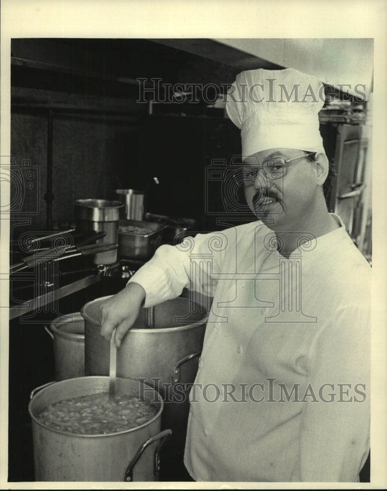 1985 Press Photo William Strassburger Head Checf Wulff&#39;s Island Inn - mjc17403 - Historic Images