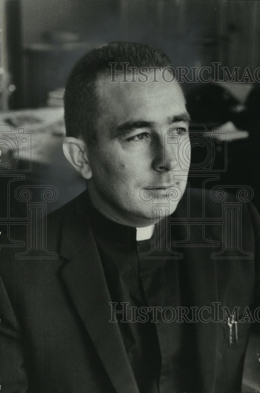 1967 Press Photo Father Carrol Straub - mjc17406 - Historic Images