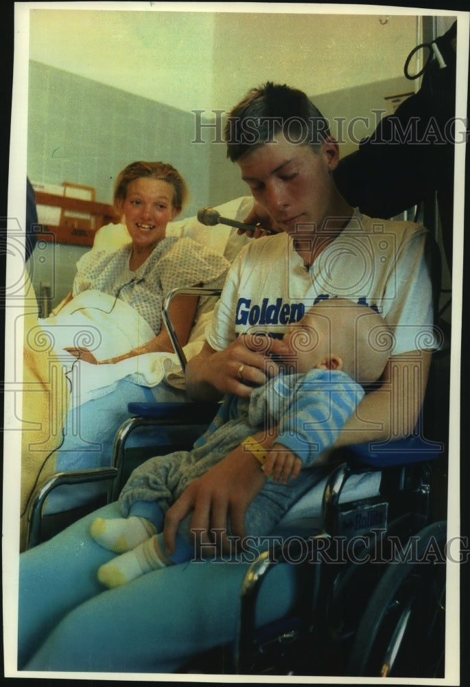 1993 Press Photo James Stolpa &amp; family safe after stranded by snow, California - Historic Images