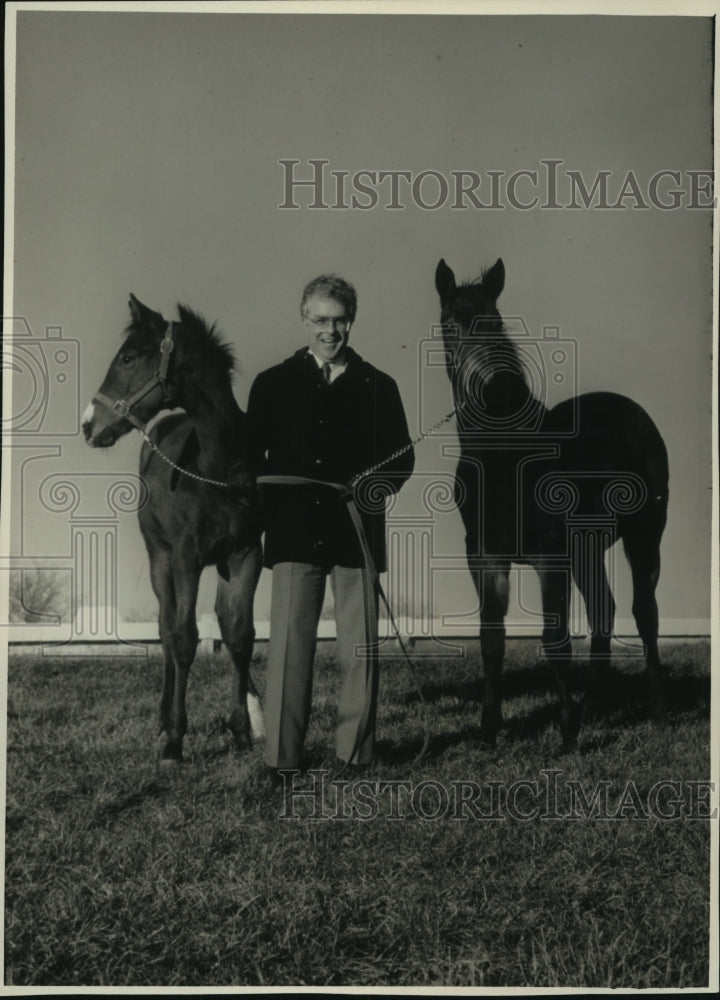 1988 Press Photo Ray Stickler holds the reins of two colts at Mequon farm - Historic Images